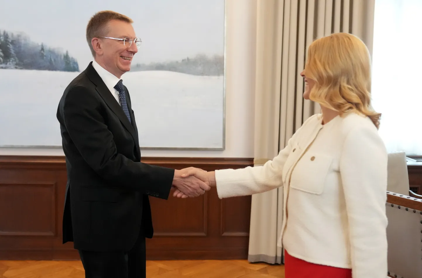 Valsts prezidents Edgars Rinkēvičs un Ministru prezidente Evika Siliņa tikšanās laikā Rīgas pilī.