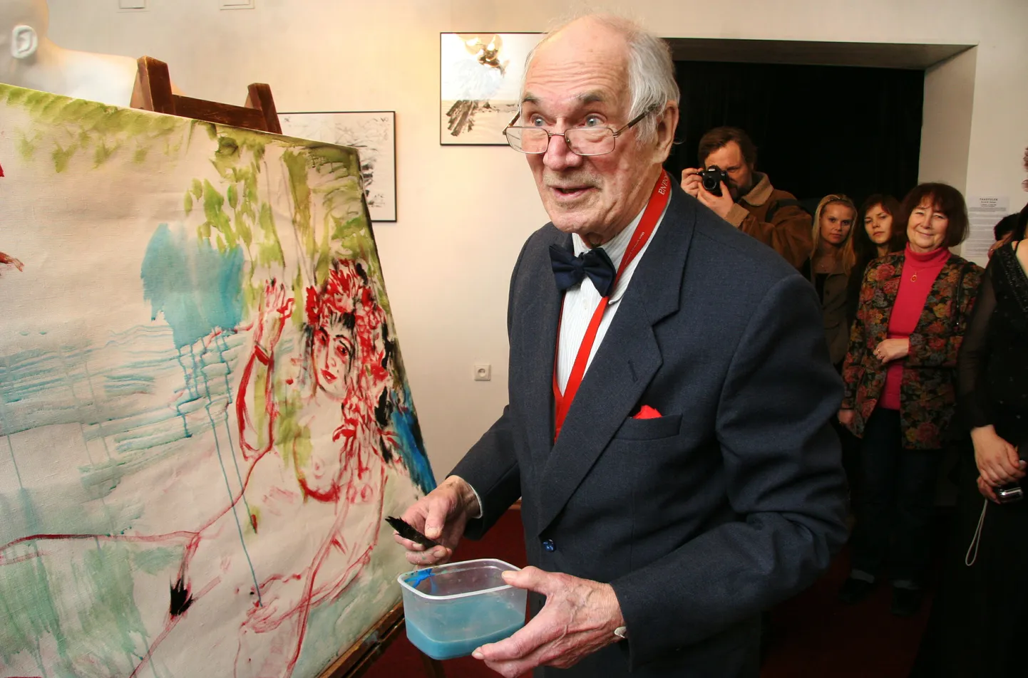 Evald Okas mullu Pärnu Uue kunsti muuseumis oma näitust avamas.
