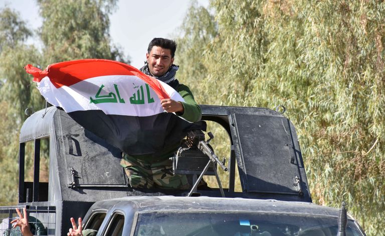 Iraagi sõdur Kurdistani piiri ääres Iraagi lippu lehvitamas. 