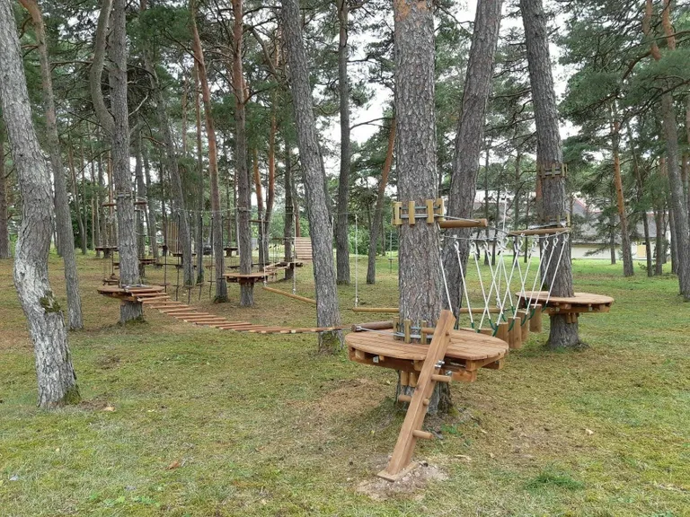 Tõstamaa osavalla ettevõtmistest kogus mullu enim hääli ettepanek ehitada kooli juurde madalseiklusrada.