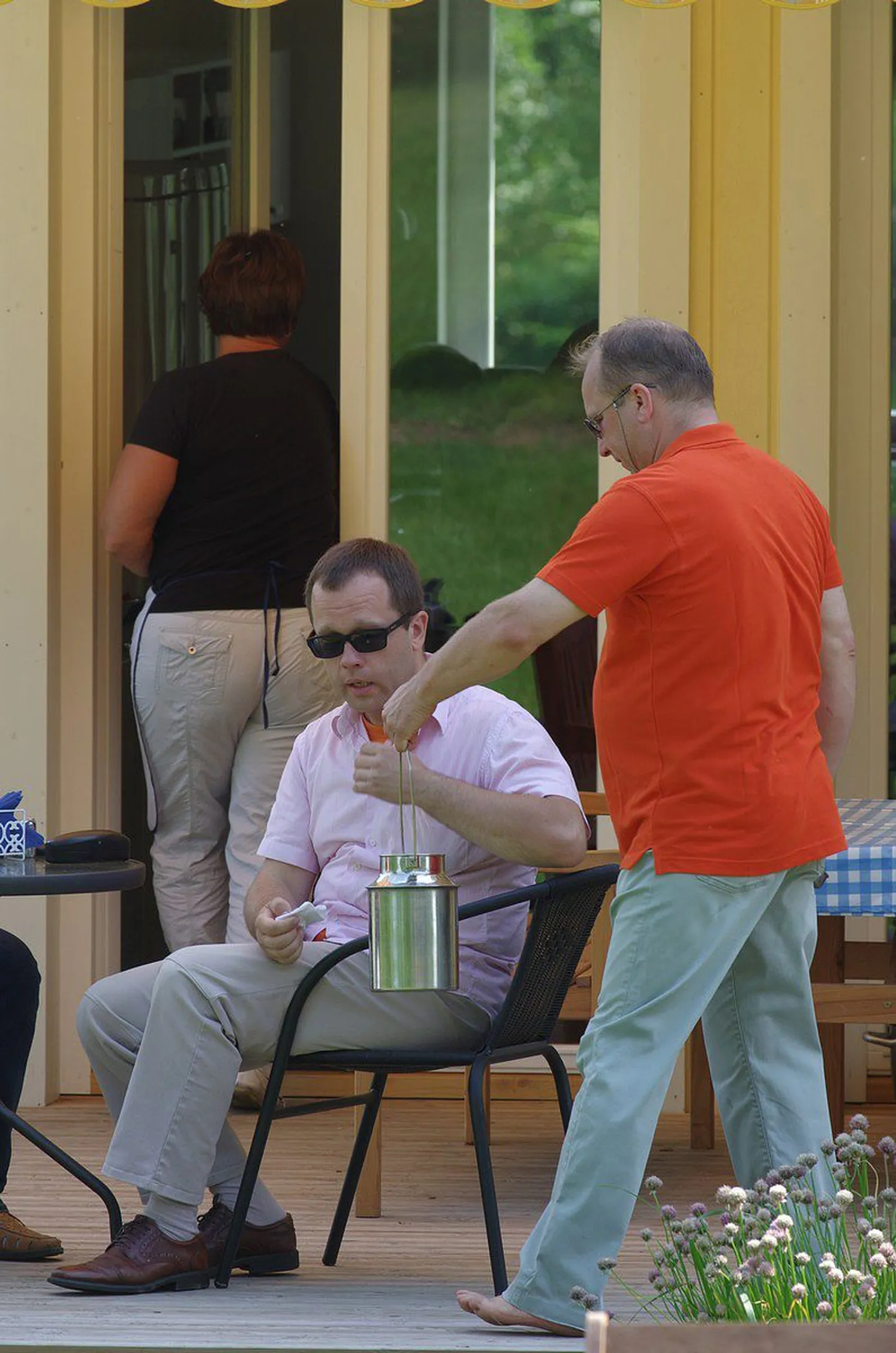 Postitee veerel avas uksed «Parlamendi kohvik». Urmas Klaas.