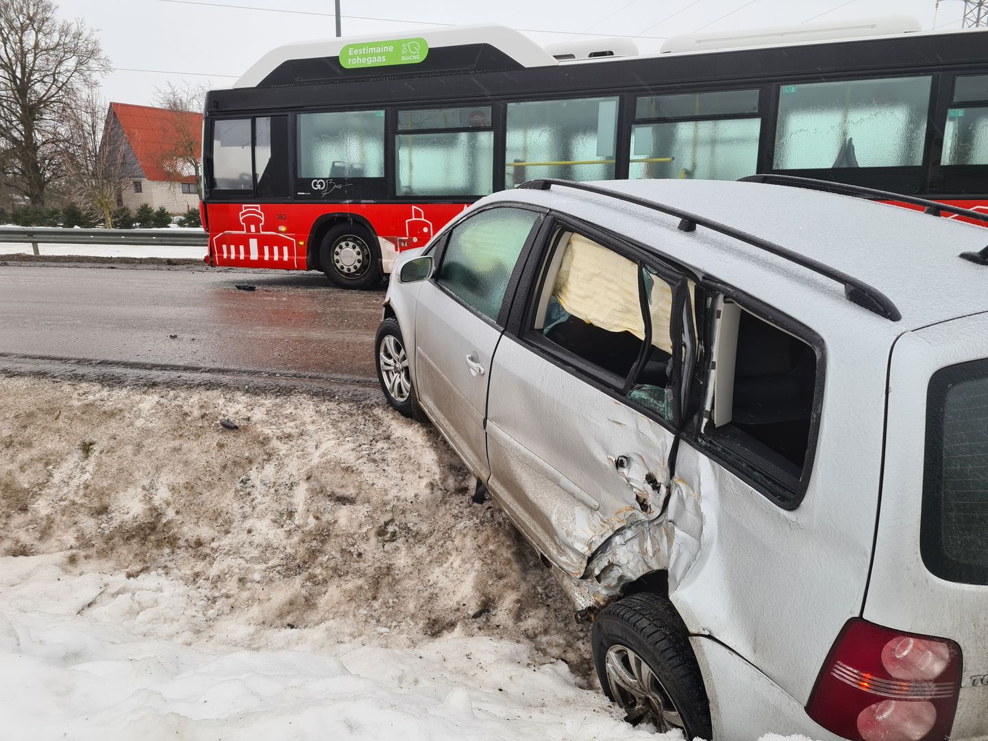 Liiklusõnnetus liinibussiga Optika tänaval.