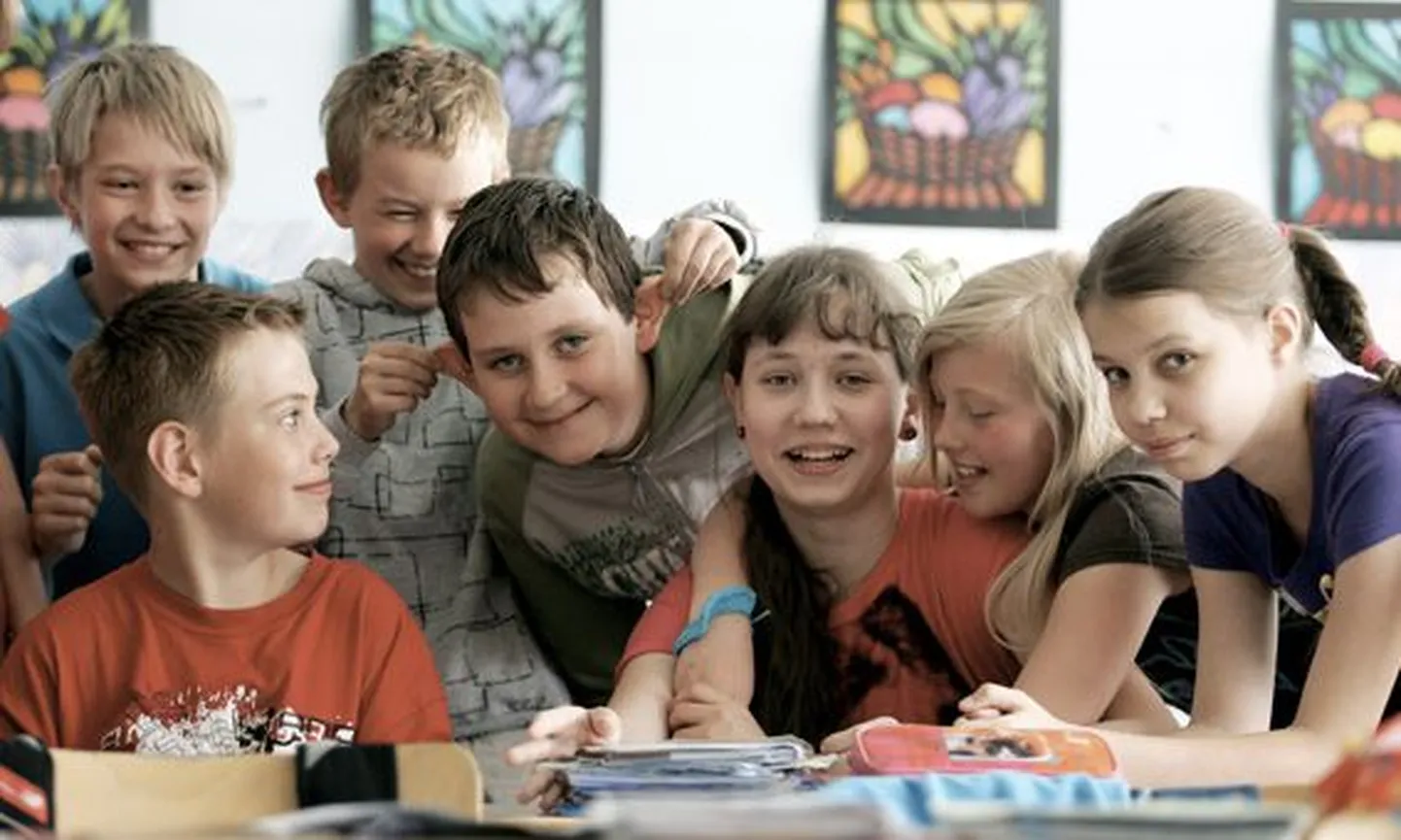 Kerti Bobõlski (paremalt kolmas) klass on kokkuhoidev. Ning kui foto tegemiseks läks, koguneti klassiõe kõrvale ja pildistamine muutus lustakaks.