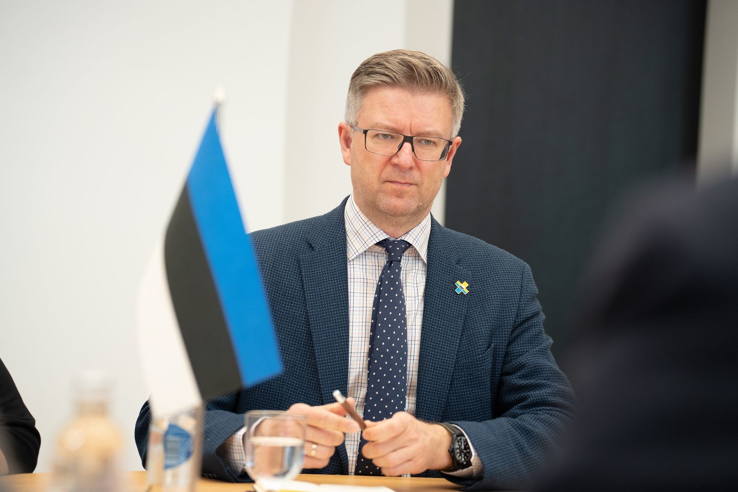 Посол Эстонии в Литве Каймо Кууск на встрече с министром обороны Литвы обсуждают приглашение Таллинна к международной коалиции по разминированию Украины, сентябрь 2023 года.