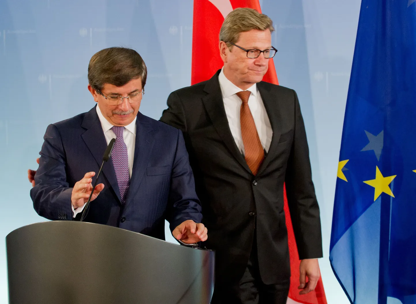 Türgi välisminister Ahmet Davutoğlu ja (vasakul) ja tema Saksamaa ametivend Guido Westerwelle.