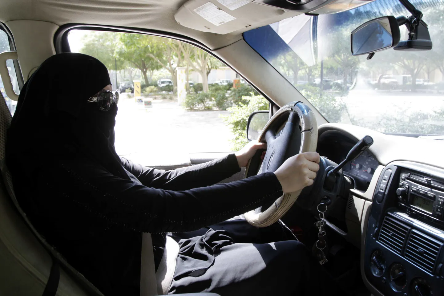 Saudi naine autoroolis.