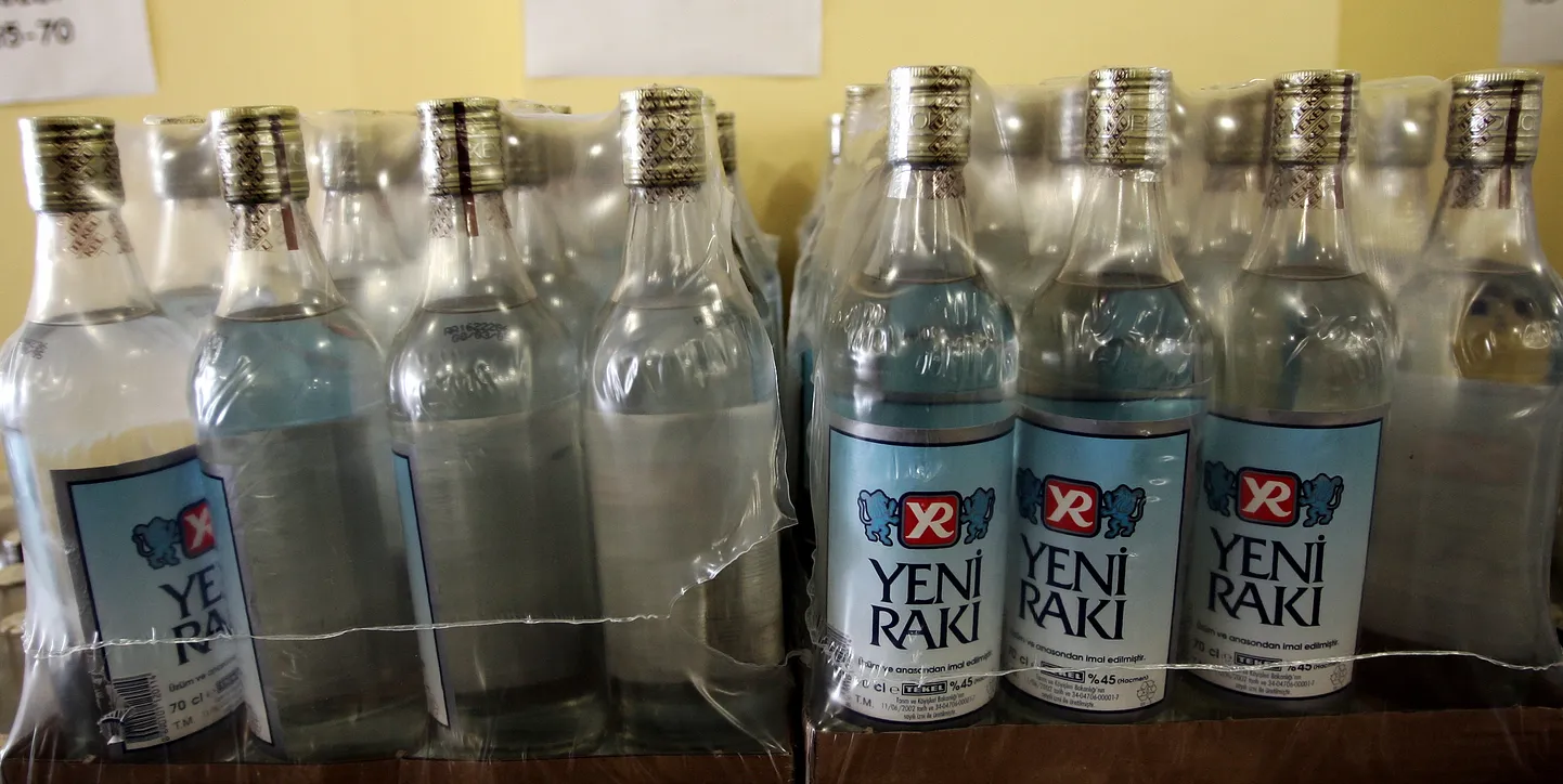 Türgis populaarse aniisilikööri raki hinnad on poelettidel järsult tõusnud.