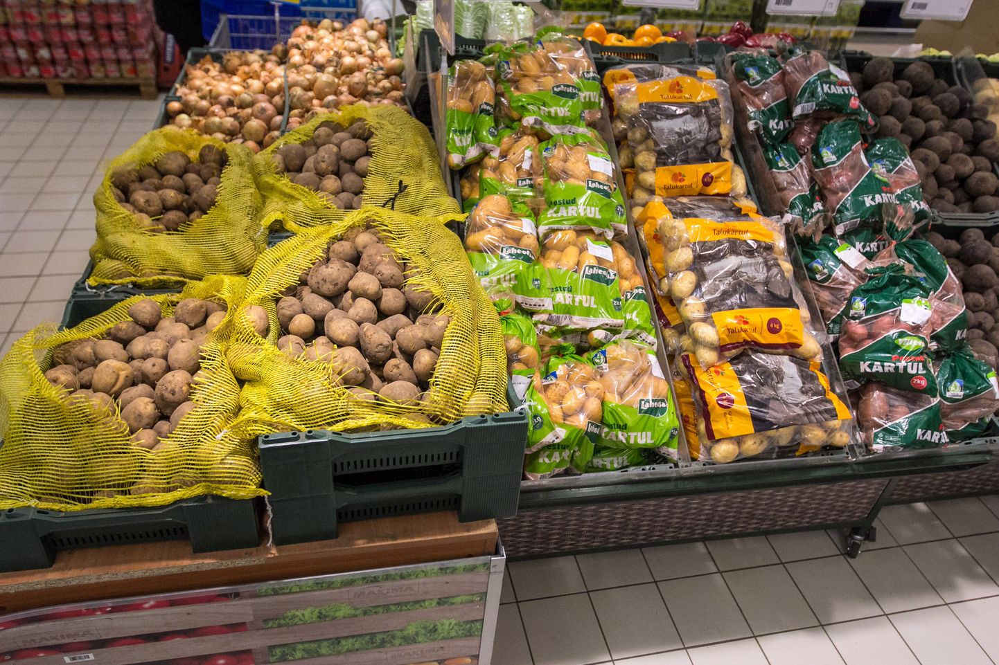 Eesti suuremad kaupluseketid pakuvad tarbijatele peamiselt siiski kodumaist toodangut. Valga Maximas oli kartulivalik esmaspäeva pärastlõunal lai ja täiesti eestimaine – kartuleid oli saadaval erinevas hinnaklassis, nii lahtiselt kui pakitult.