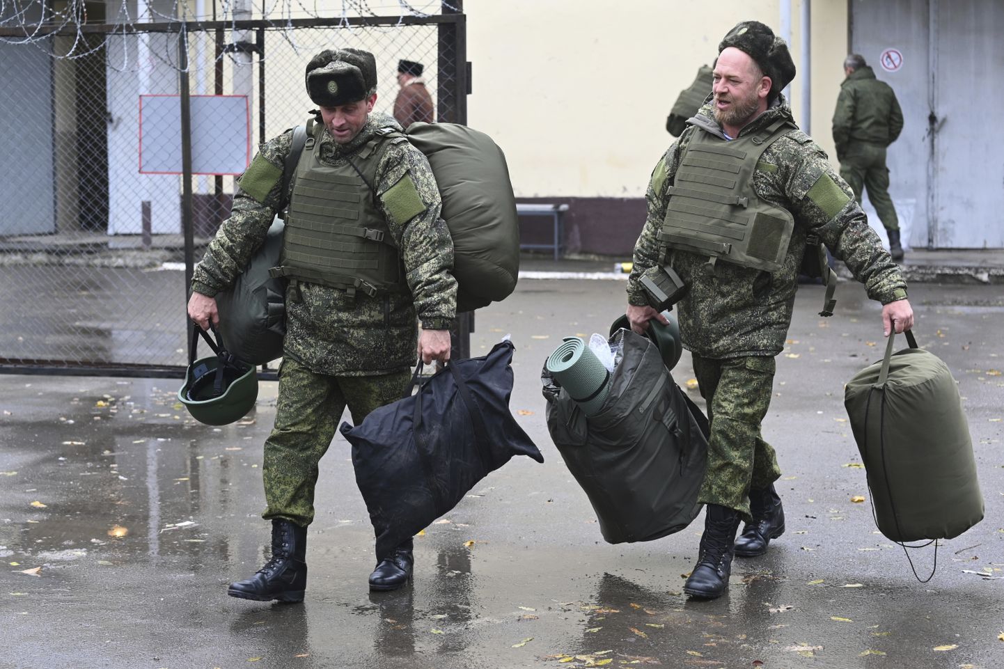 Vene armeesse värvatud mehed Doni-äärses Rostovis, kus aktivist Anatoli Berezikov levitas neid alla andmisele ärgitanud lendlehti.