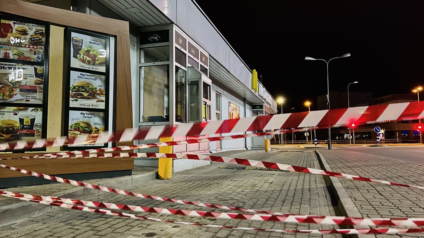 Во вторник вечером доступ к нарвскому ресторану быстрого питания "McDonalds" был прегражден лентами.