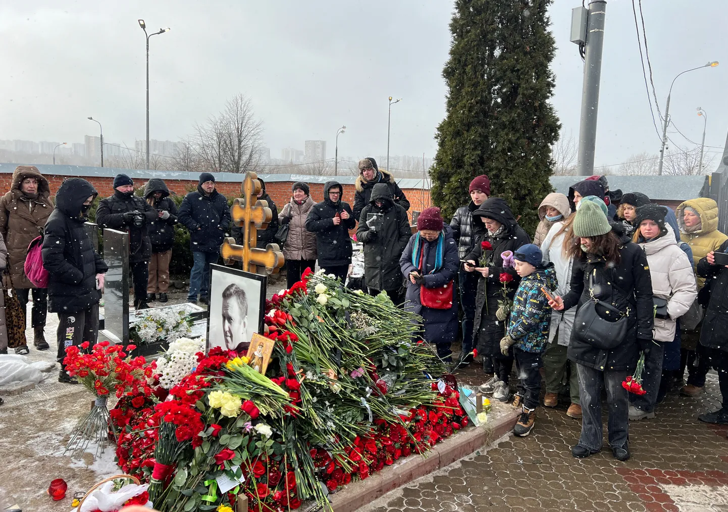 Navaļnija nāves gadadienā pie viņa kapa Maskavā pulcējas cilvēku pūļi