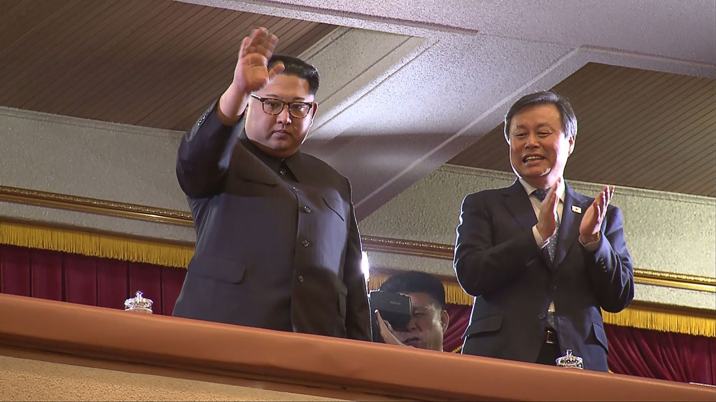 Põhja-Korea liider Kim Jong-un (vasakul) and Lõuna-Korea kultuuri-, spordi- ja turismiminister Do Jong-whan Lõuna-Korea muusikute kontserdil Pyongyangis.