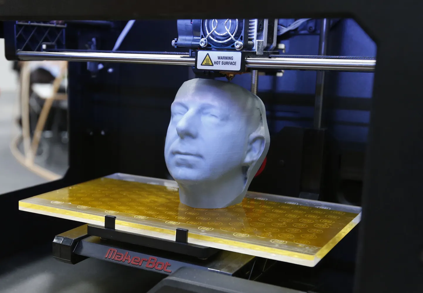 3D-принтер MakerBot Replicator 2 в работе.