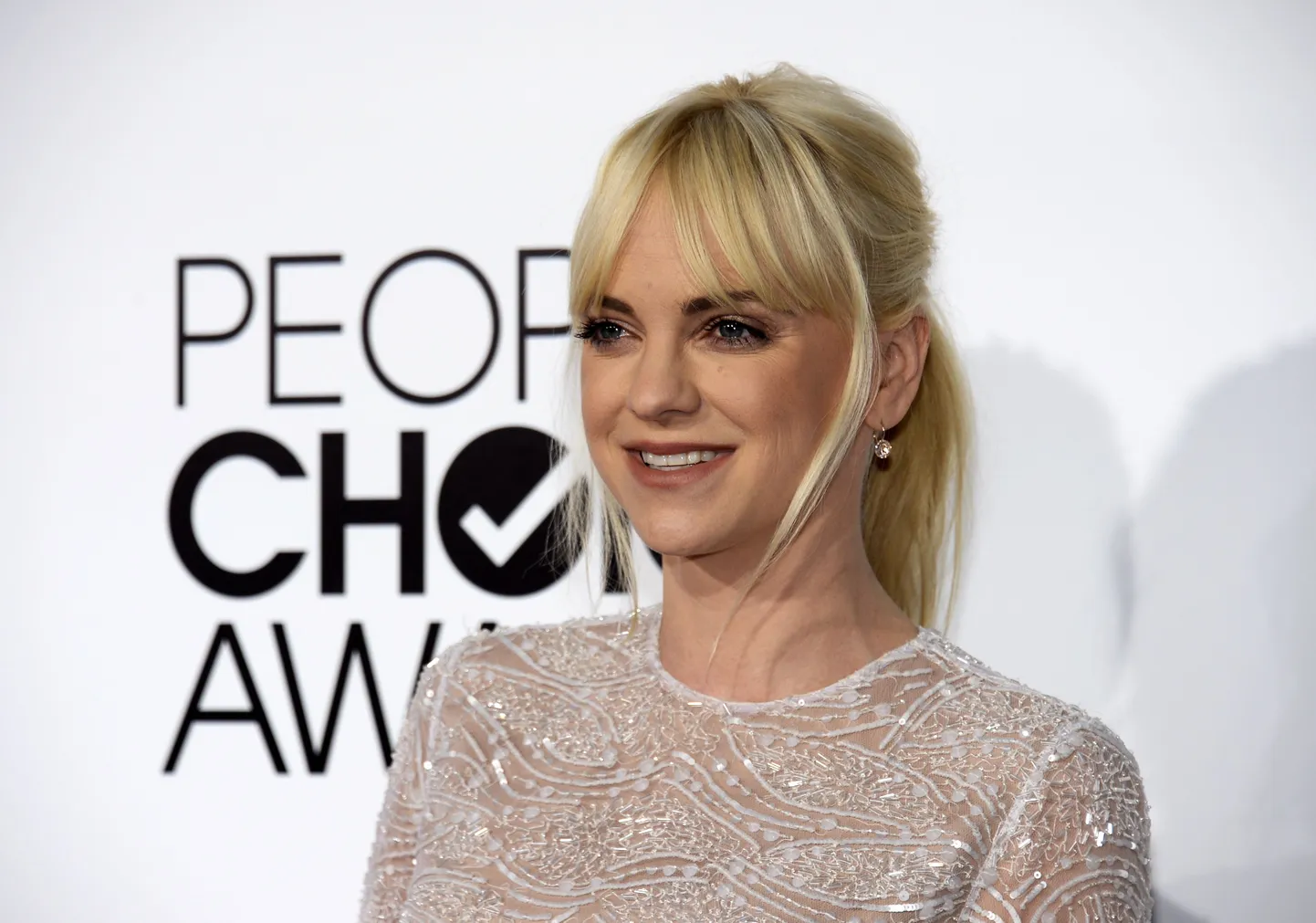 Anna Faris (kostüüm: Naeem Khan)