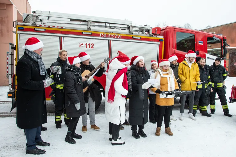 Kohtla-Järve gümnaasiumi õpilased laulsid koos päästjatega "Aisakella".