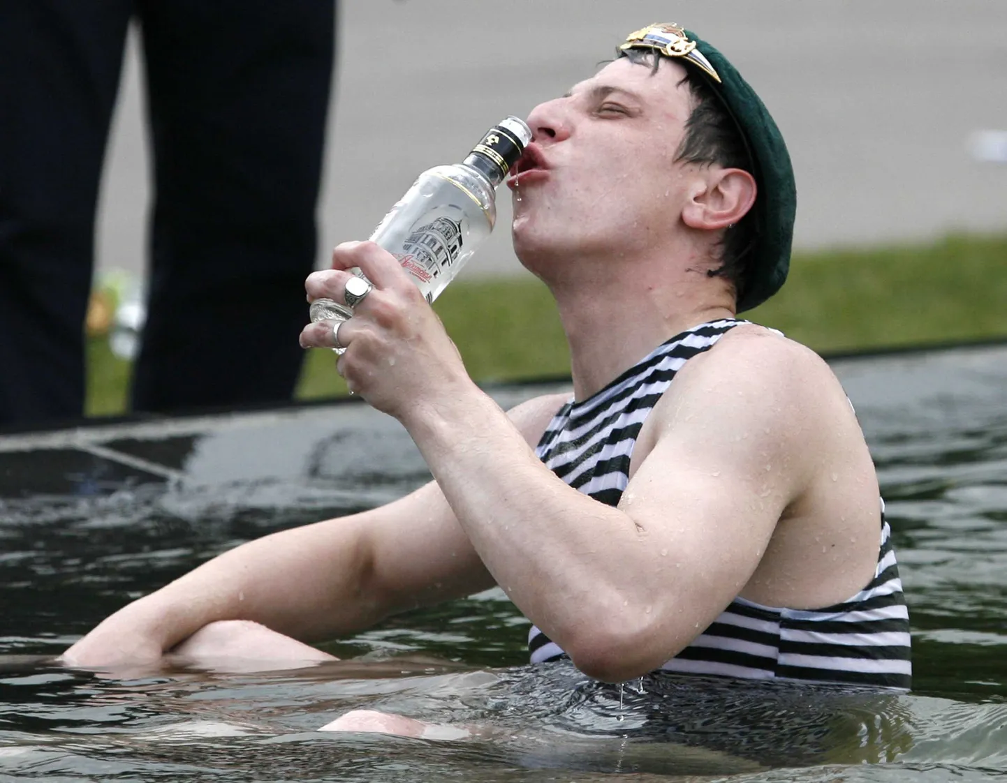 Vene piirivalvur tähistab piirivalvurite päeva. Moskva, 28. mai 2008. a.