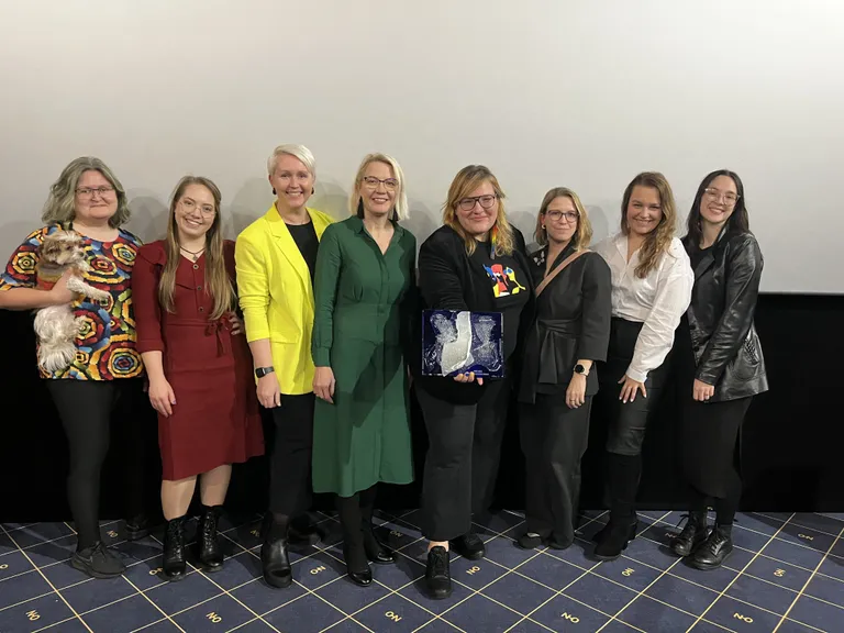 Anna Hints Eesti Seksuaaltervise Liidu töötajate ja juhatuse liikmetega (Olga Gerassimenko, koer Julia, Susan Kolde, Kerli Hannus, Katrin Salundi, Anna Hints, Jaana Below, Liisa Larm, Eglyd Esken).