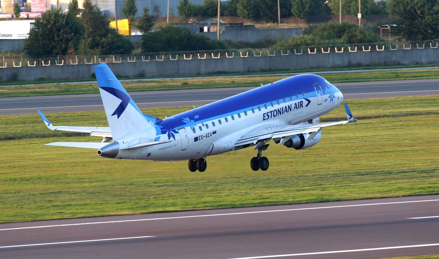 Estonian Airi lennuk Tallinna lennuväljalt õhku tõusmas
