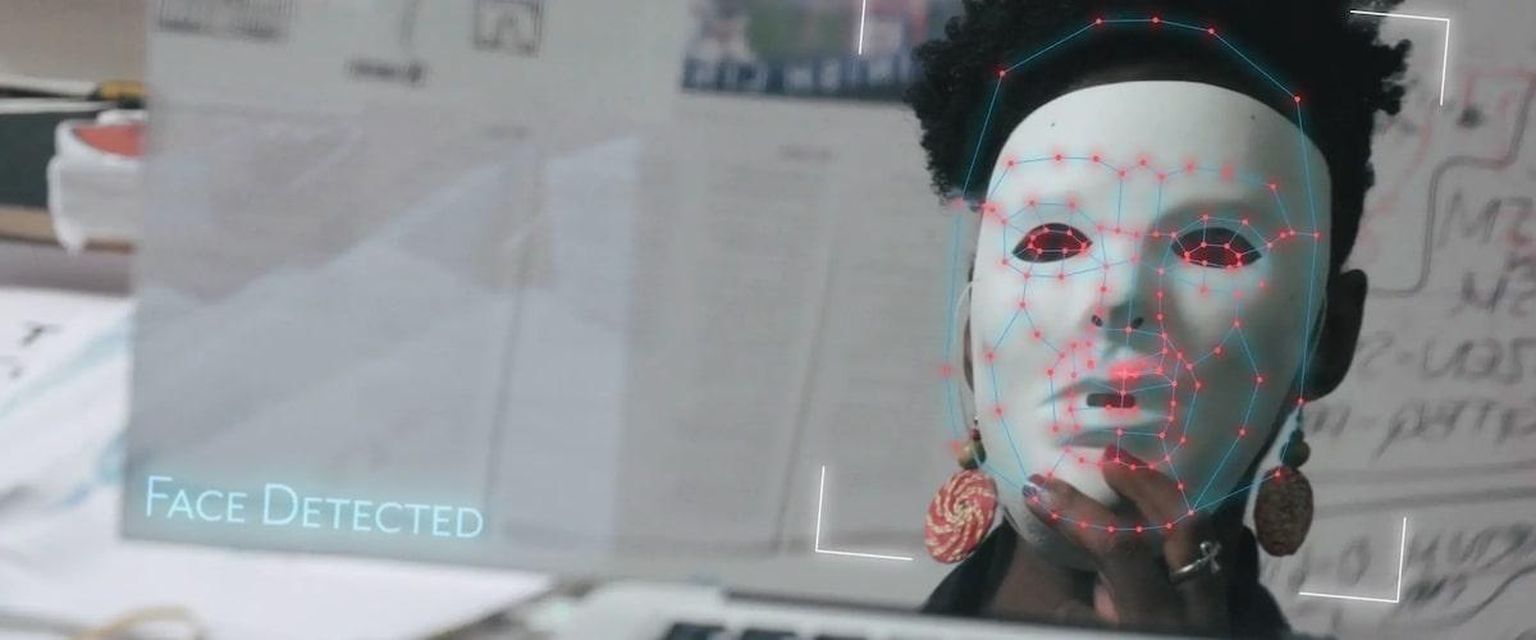 Dokumentaalfilm «Coded Bias». Siin pildil on Joy Buolamwini maski taga, sest tema enda nägu tuvastusprogramm ei tunnista.
