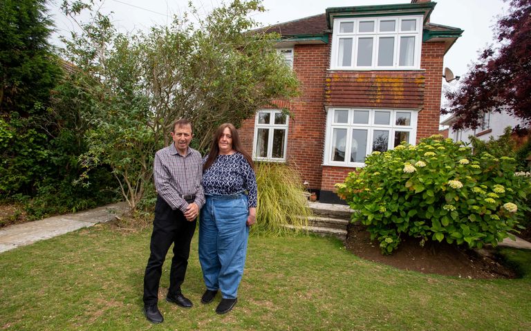 Ron ja Wendy maja ees, milles pidi neid ees ootama ilus pensionipõlv. Nüüd pole kindel, kas maja neile üldse alles jääb.