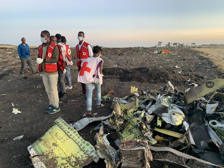Päästetöötajad Ethiopia Airlinesi lennuki allakukkumispaigas, 50 kilomeetri kaugusel Addis Abebast