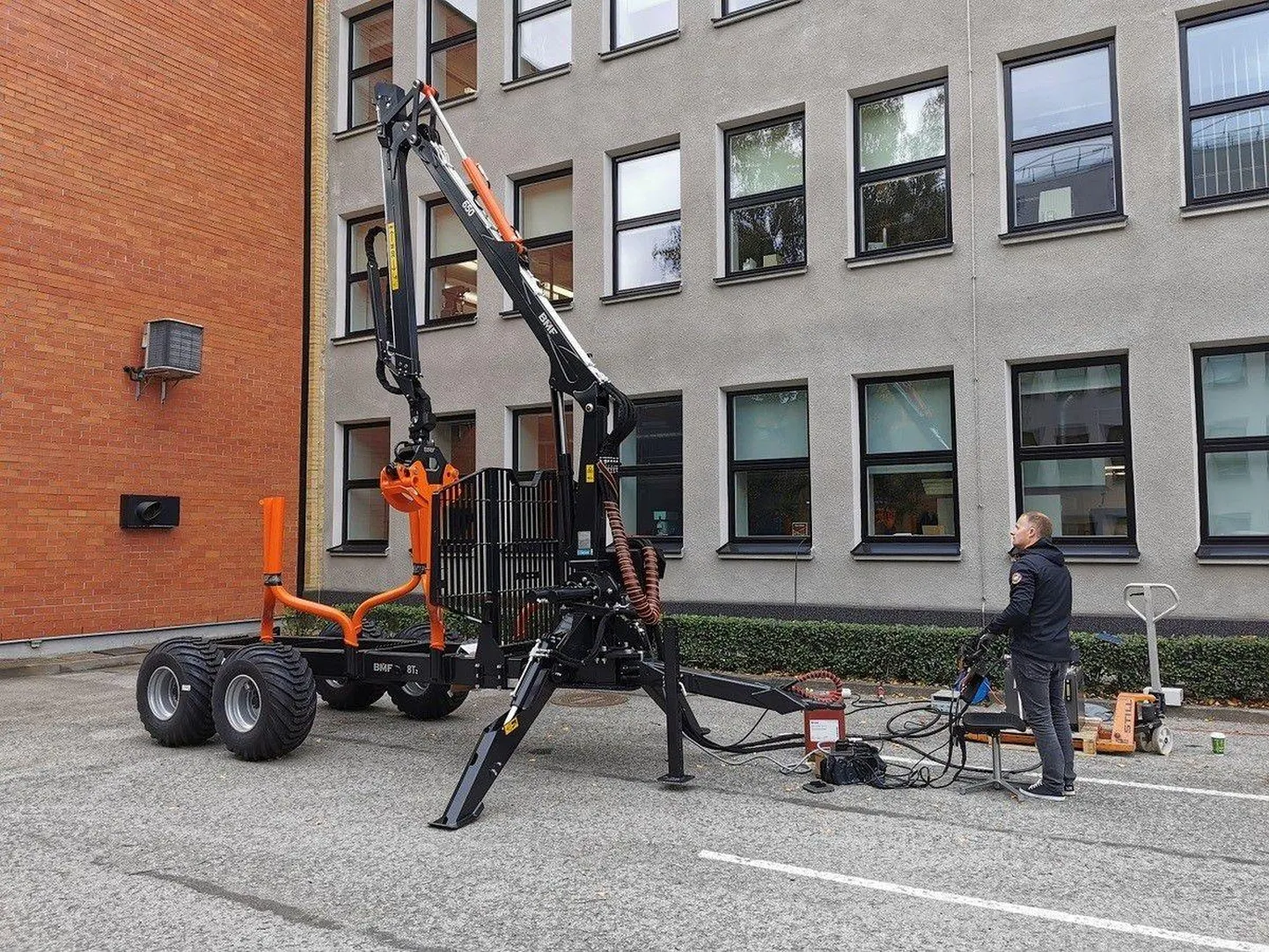Palgikraana ja selle kaugoperaator tööhoos.