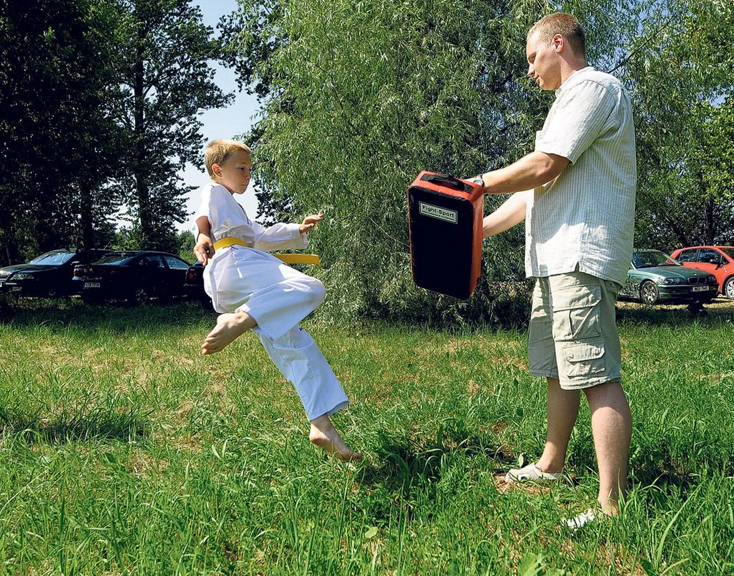 Mihkel Känd sooritab hüppelt ringiga jalalööki dolljo tša'gi treeneri Martin Poobuse abiga. Hoolimata vaid aastasest kogemusest tulevad Mihklil löögid hästi välja.