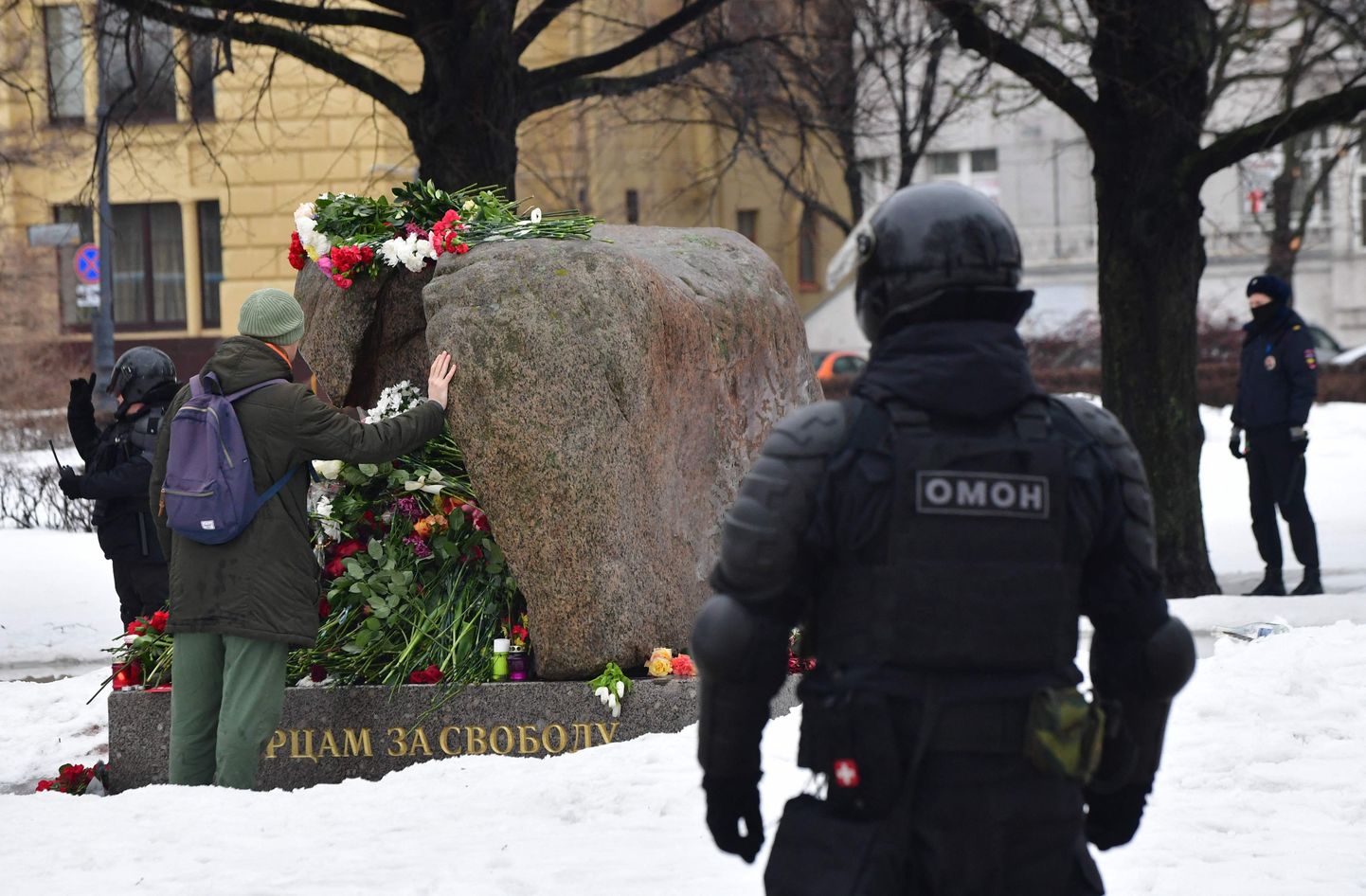 OMON vienības pie pieminekļa politiskajās represijās cietušajiem Sanktpēterburgā, kur iedzīvotāji noliek ziedus Navaļnija piemiņai.