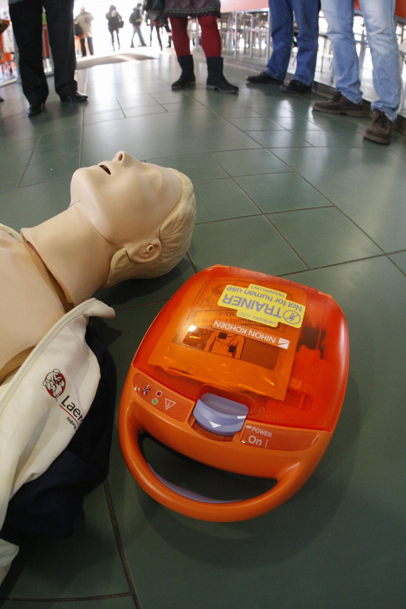 Esmaabikoolitustel õpetatakse muu hulgas kasutama AED-d.