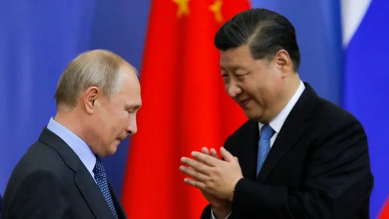 Лидеры России и Китая Владимир Путин и Си Цзиньпин разделяют стремление избавить мир от гегемонии США и доллара
