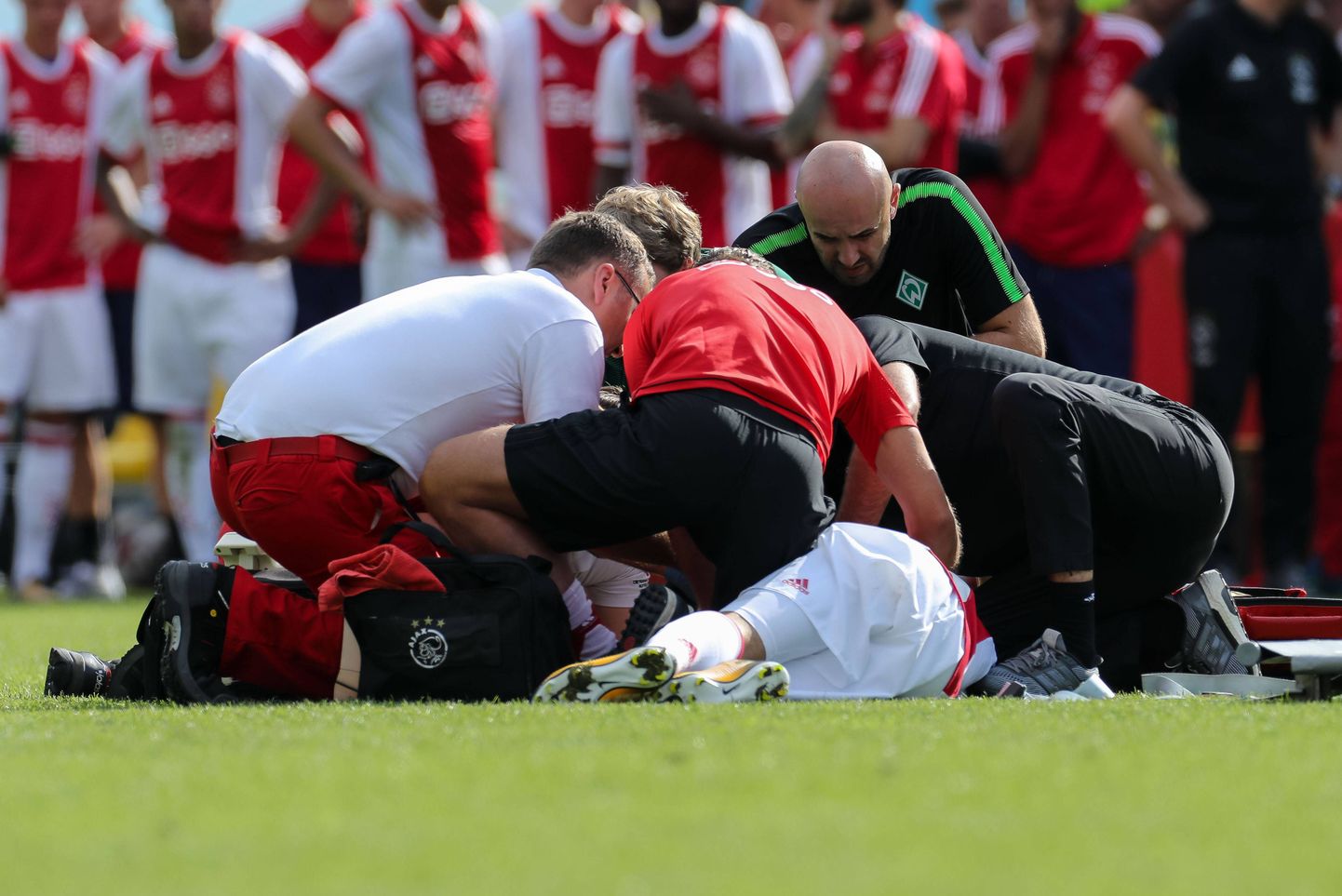 Полузащитник «Аякса» Абдельхак Нури потерял сознание во время товарищеского матча.