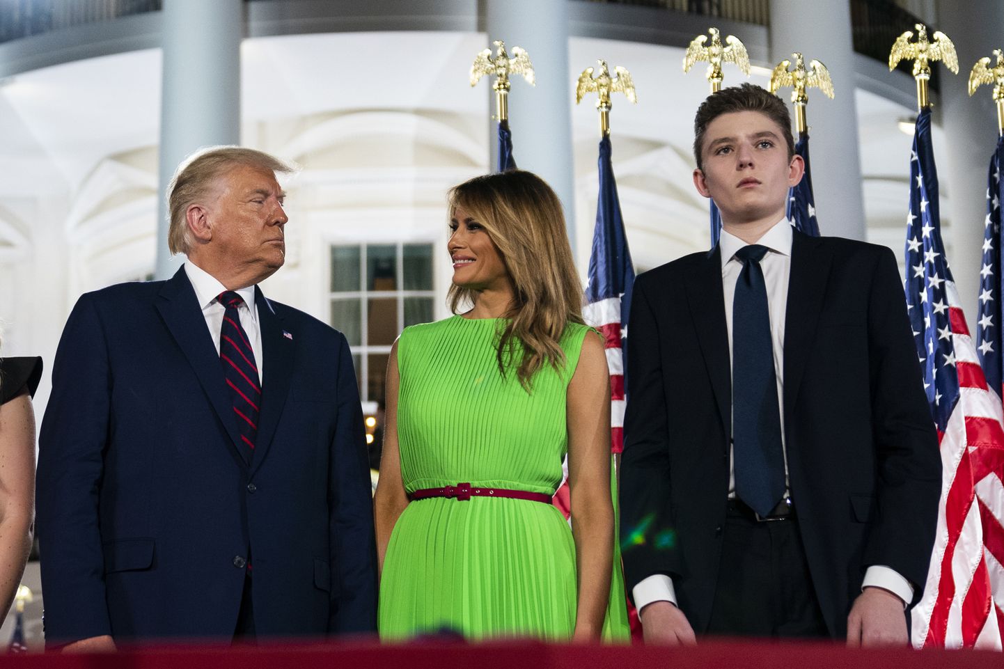 Barron Trump (paremal) koos vanemate Donald ja Melania Trumpiga 2020. aastal.