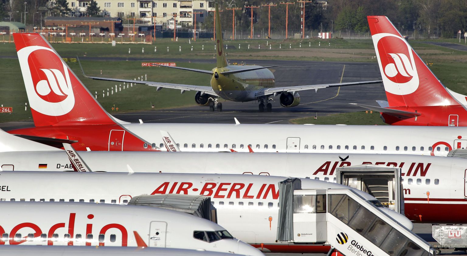 Lennufirma TUIfly.com lennuk täna Berliini Tageli lennujaama liikumisrajal. Saksamaa lõdvendas täna veidi lennupiiranguid.
