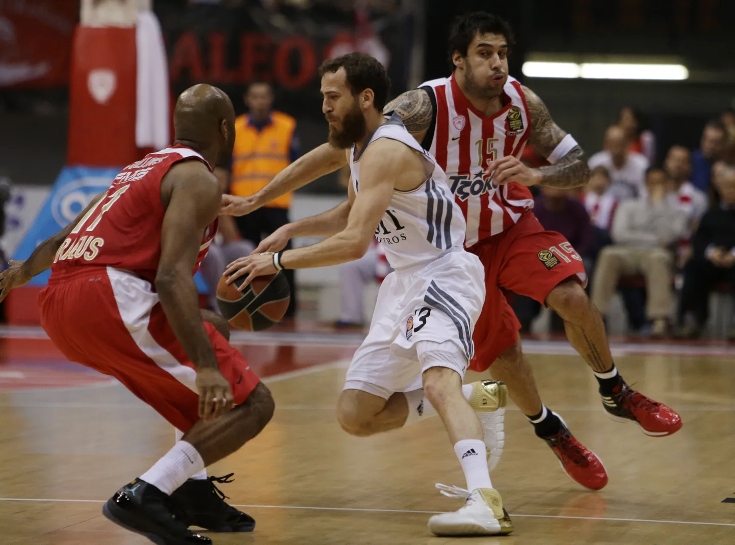 Olympiakose mängijad Giorgos Printezis (paremal) ja Mardy Collins suutsid Real Madridi tähe Sergio Rodriguezi hoogu pidurdada.