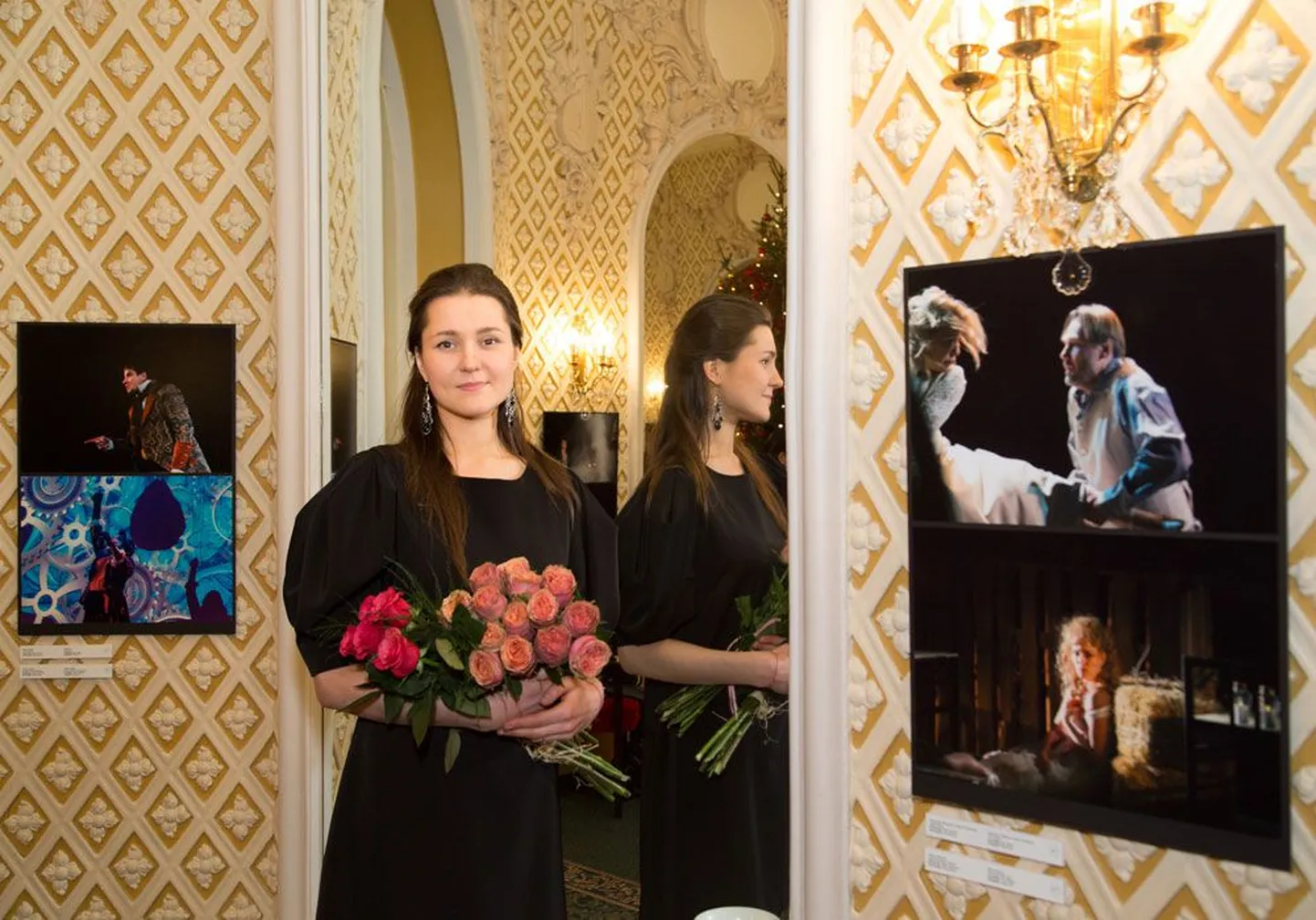 Елена Вильт на фоне своих фоторабот в Зеркальном фойе Русского театра.