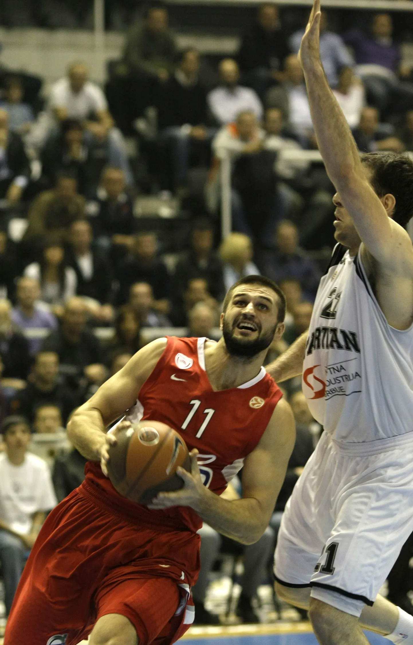 Olympiacose leedulasest tähtmängija Linas Kleiza (palliga).