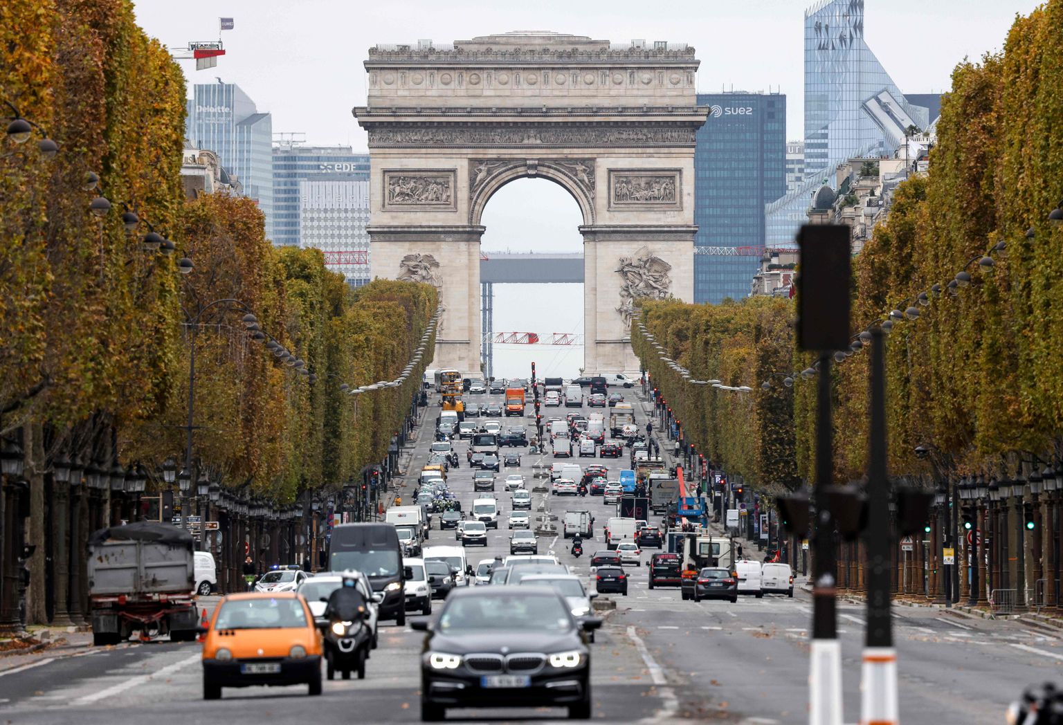 Autod Pariisi Champs-Elysee avenüül. Osa pariislasi põgenes enne linna sulgemist koroonaviiruse teise laine tõttu maale