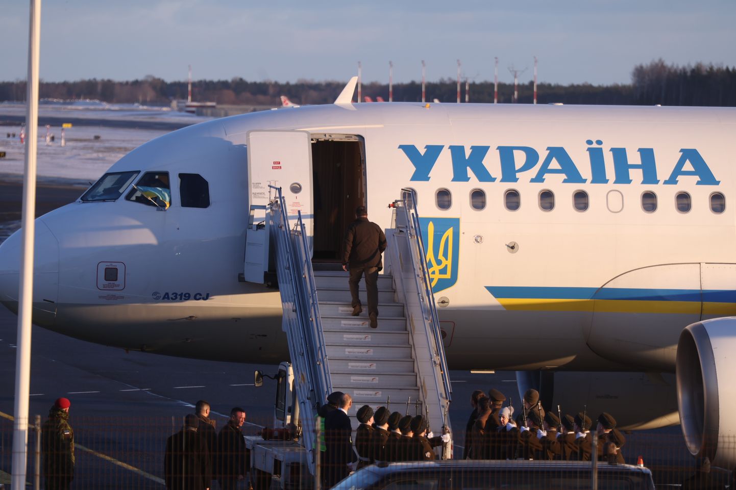Владимир Зеленский поднимается на борт самолета в аэропорту Таллинна.