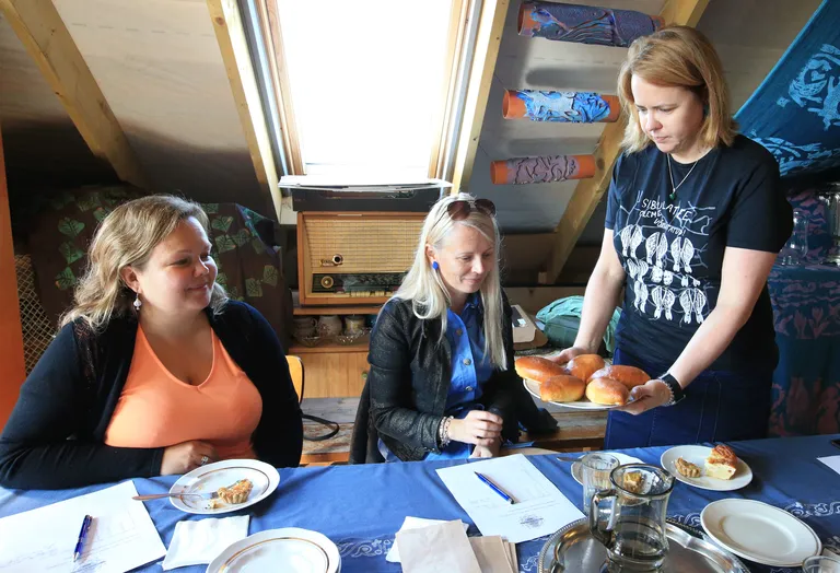 Võistluse korraldaja Liis Lainemäe ulatab järgmised pirukad degusteerida Eveli Jürgensonile ja Lili Veesaarele.