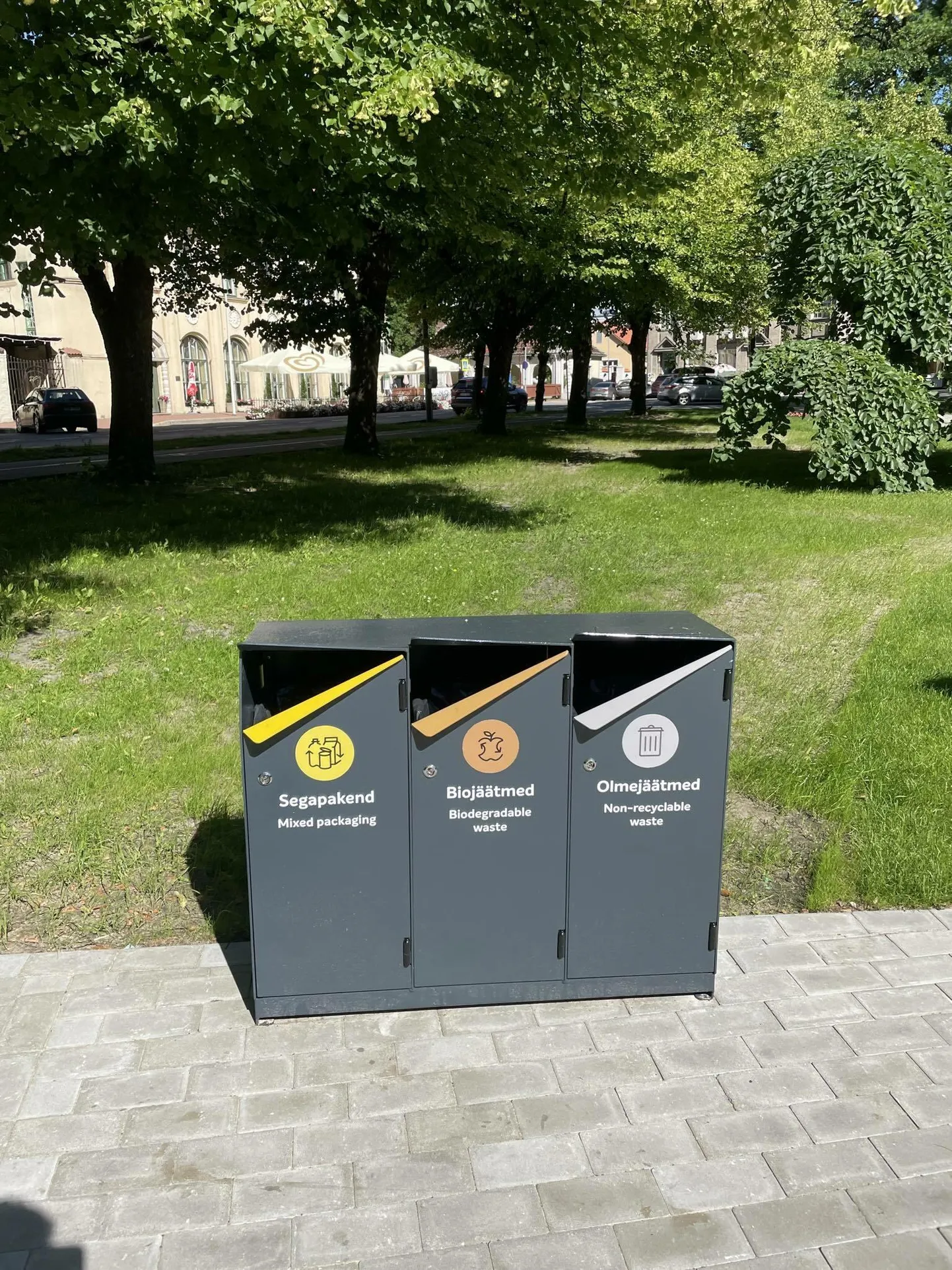Pärnu Koidula pargis on nüüd prügikastid bio- ja olmejäätmete ja pakendite liigiti kogumiseks.