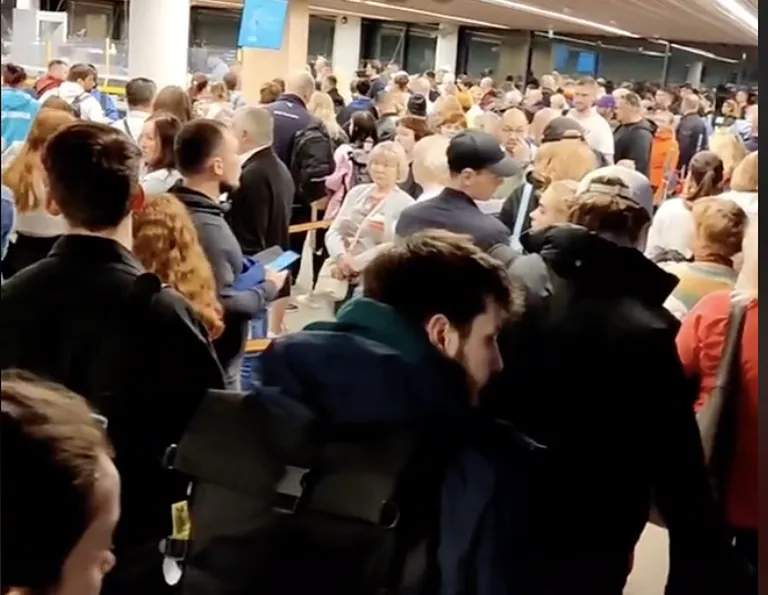 В Таллиннском аэропорту перед вылетом в Анталию многолюдно.