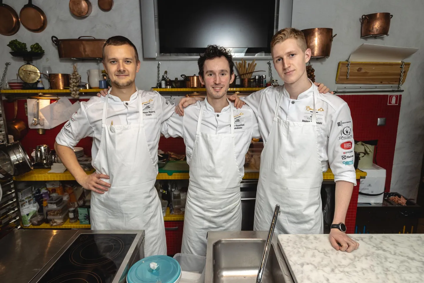 Viimased treeningupäevad enne võistlustulle astumist: keskel Eesti esindaja Artur Kazaritski, vasakul tema treener Hampus Risberg ja paremal abikokk Magnus Rosendahl.
