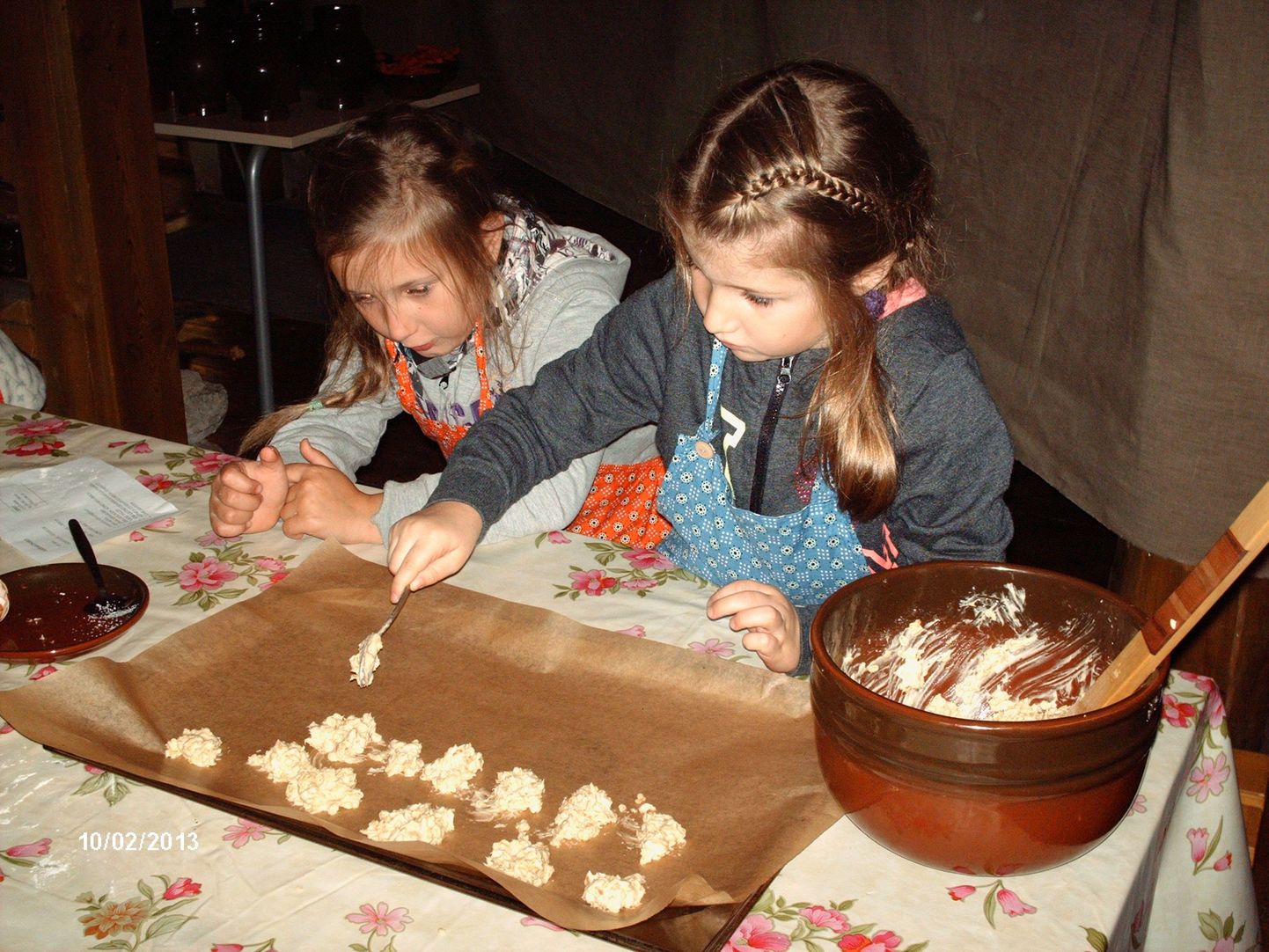Liblika tänava lasteaia lapsed küpsetasid Kurgja talumuuseumis kaerahelbeküpsiseid.