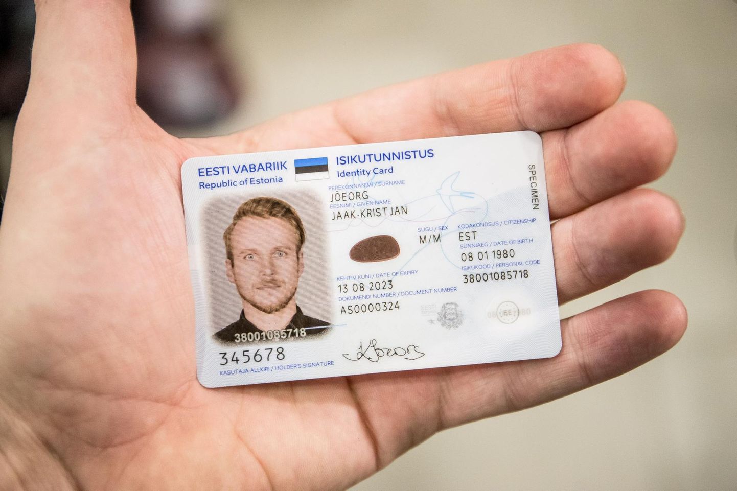 Uutel ID-kaartidel, mille väljastamist alustati detsembrist, on värvifotod.
Sander Ilvest/Eesti Meedia/scanpix