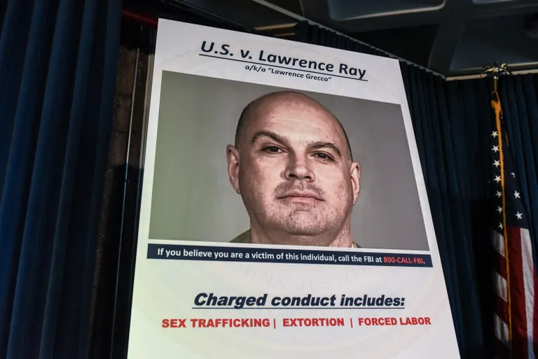 Lawernce Ray kasutas kümne aasta jooksul ära üliõpilasi, kellelt ta pressis raha välja ja kes pidid mehe ees seksiõpingutel osalema või prostitutsiooniga talle tulu teenima. USA föderaalpolitsei otsib jätkuvalt Ray ohvreid.