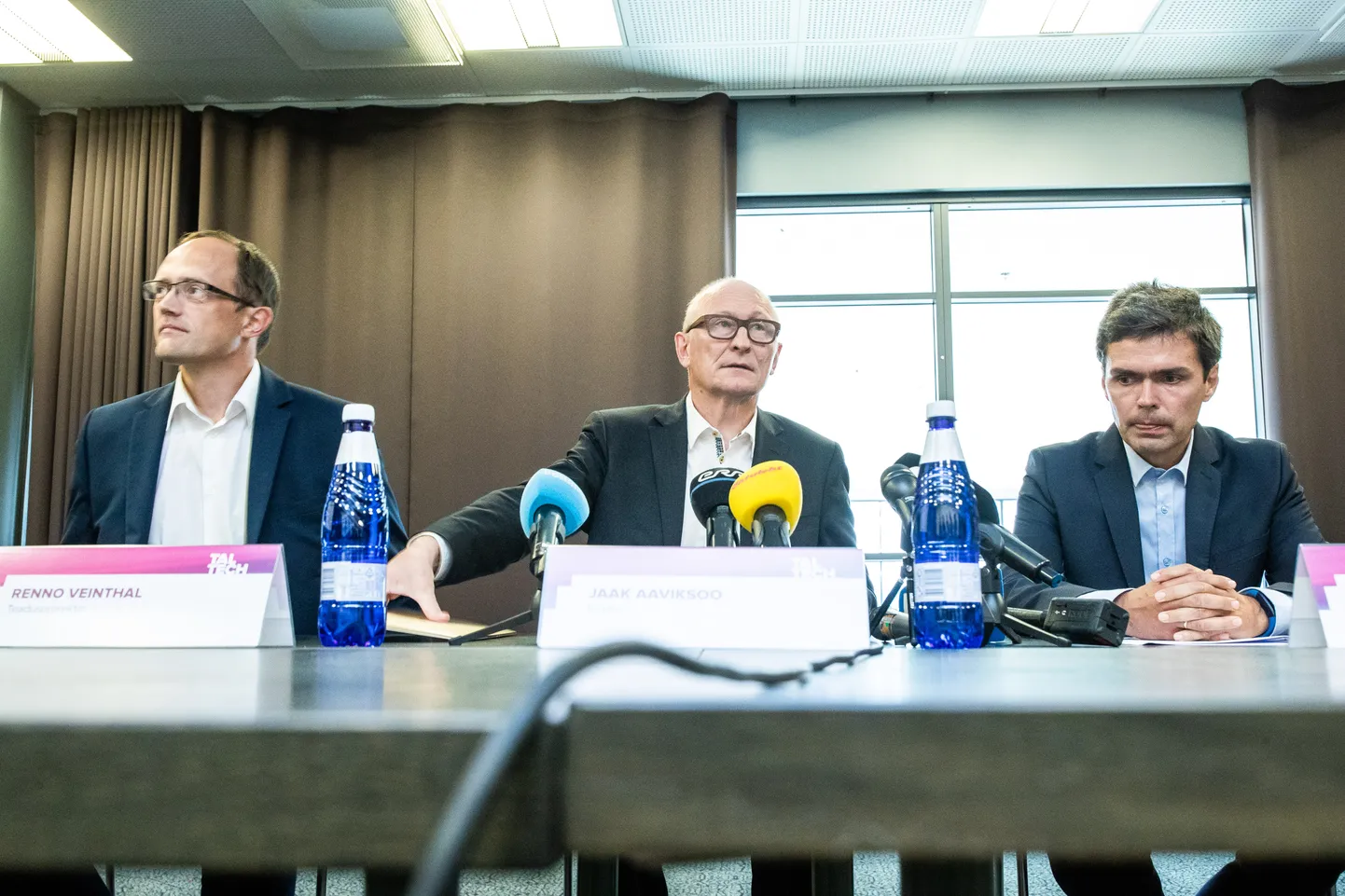 Tallinna Tehnikaülikooli pressikonverents, kus Ragnar Nurkse instituudi projektiga seotud kulude arvestuse uurimiseks moodustatud komisjon annab ülevaate uurimise vahetulemustest. Laua taga istumise järjekorras: Renno Veinthal, Jaak Aaviksoo, Jaan Raik.