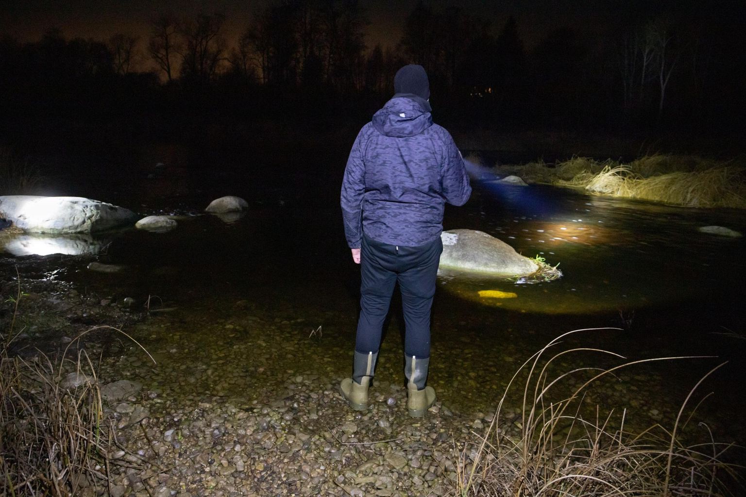 Pimeduses taskulambiga jõeääres jalutaja võib suure tõenäosusega otsida kalu.