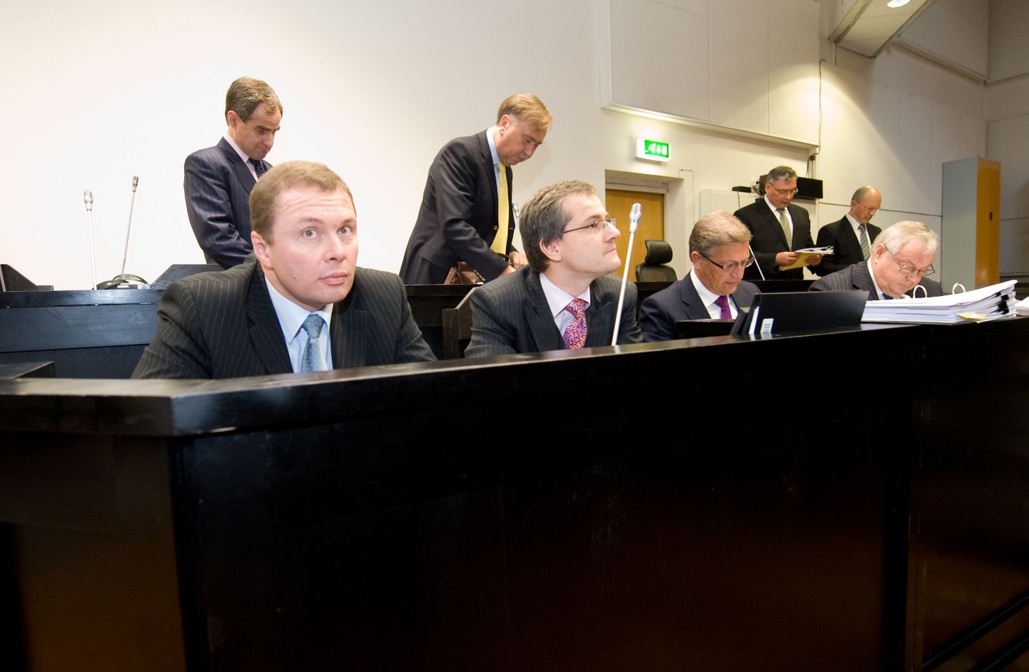 Maadevahtuse kohtuprotsess.  Esireas istuvad Kalev Kangur (vasakult esimene), Villu Reiljan (paremalt esimene) Tagareas seisab Toomas Annus (paremalt esimene).