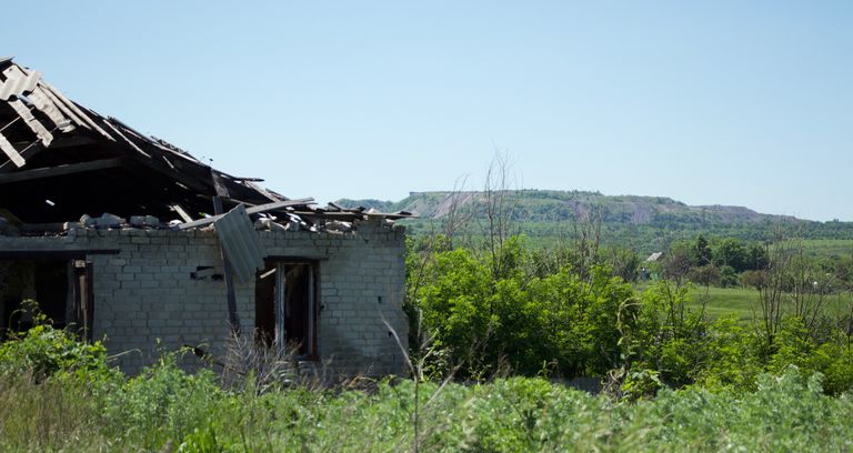 Хата в селе Жованка. На заднем плане – террикон, из-за которого пророссийские боевики с 2014 года обстреливали позиции украинской армии.
