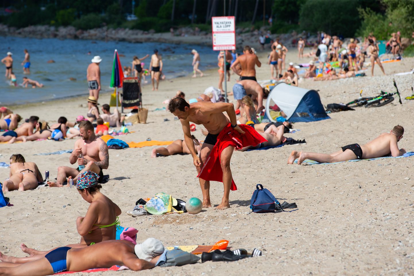 Авторы редакционной колонки на портале Uued Uudised считают, что на таллиннском пляже Пирита так много русского языка, что он похож на московский Парк Горького.